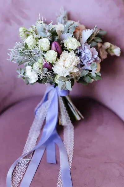 Riche bouquet de pivoines roses et fleurs lilas eustoma roses, feuille verte dans un vase en verre . — Photo