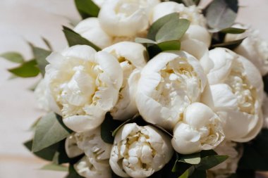 Beyaz şakayıklardan oluşan güzel ve şık bir düğün buketinin yakın plan görüntüsü.