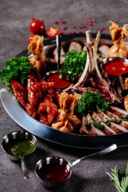 Karışık ızgara et tabağı. Sebze ile çeşitli lezzetli ızgara et.