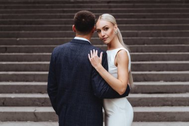 Mutlu gelin ve damat eski kalenin yakınlarında