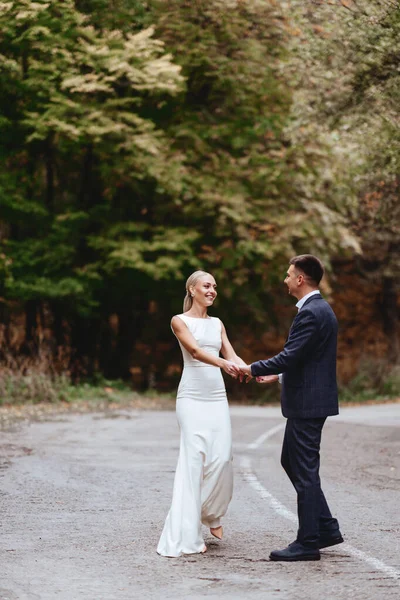 Pareja de boda caminando juntos en el bosque mágico . — Foto de Stock