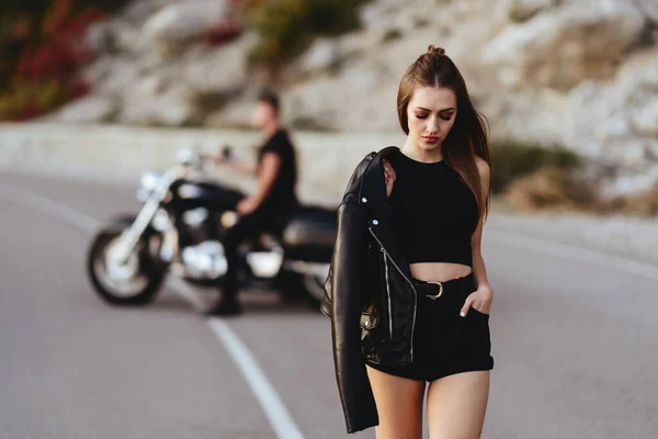 Retrato de belo casal jovem em uma motocicleta . — Fotografia de Stock