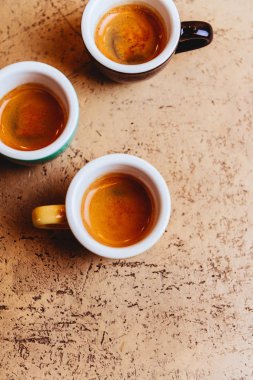 Açık arka planda üç renkli kahve fincanları