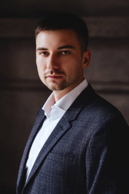 Zarif gülümseme mavi takım elbiseli yakışıklı damat.