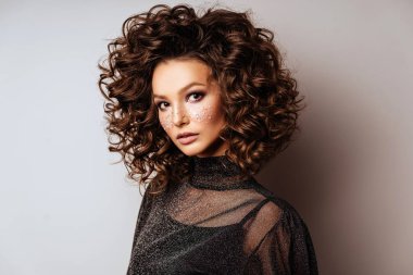 Yüzünde ışıltılarla Güzel Kadın Portresi.