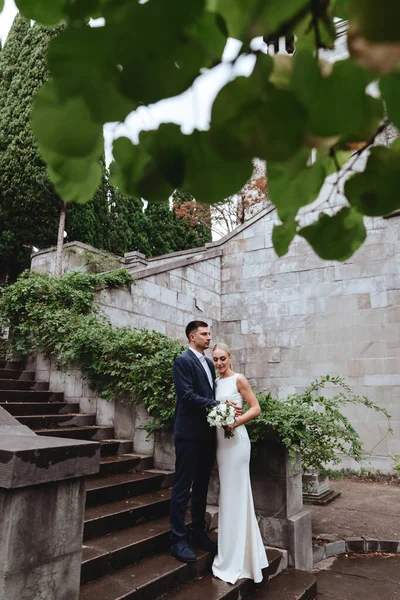 Novia feliz y novio cerca del viejo castillo — Foto de Stock