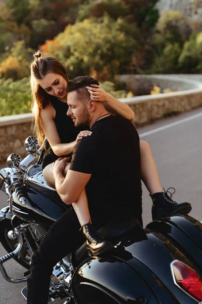Pareja de amantes besándose y abrazándose en moto — Foto de Stock