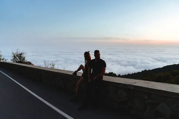 Pareja feliz mirándose bajo el cielo del atardecer — Foto de Stock