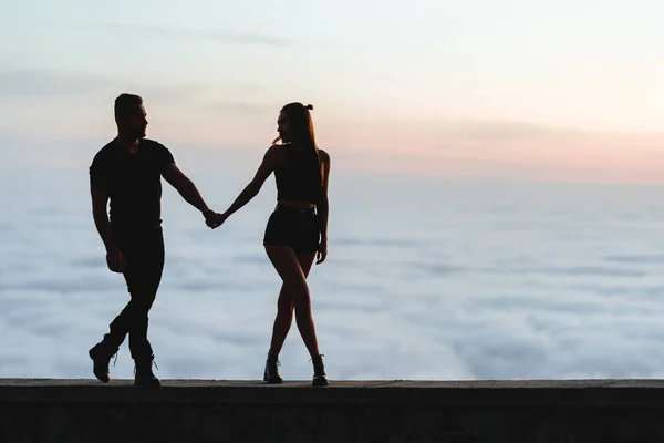 Felice coppia guardando l'un l'altro sotto il cielo del tramonto — Foto Stock