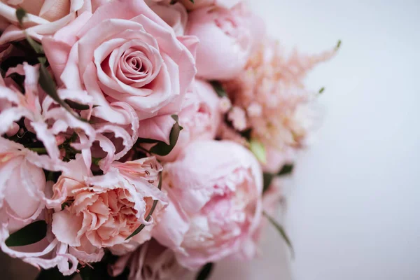 Fluffy rosa peonías flores fondo — Foto de Stock