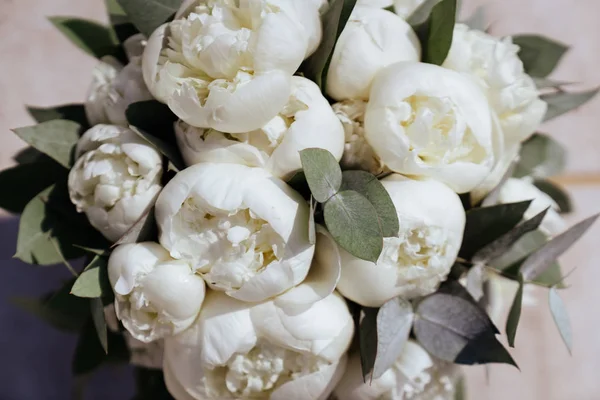 Close-up image of a beautiful and stylish wedding bouquet of white peonies. — Stock Photo, Image