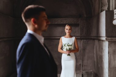Mutlu gelin ve damat eski kalenin yakınlarında
