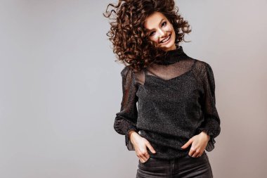 Yüzünde ışıltılarla Güzel Kadın Portresi.