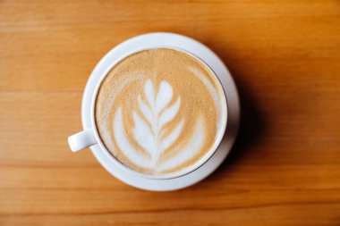 Sıcak kahve kapuçinosunun en üst görüntüsü.