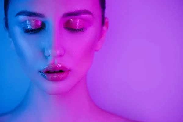 Renkli parlak neon uv mavi ve mor ışıklar Yüksek Moda kadın, stüdyoda poz — Stok fotoğraf