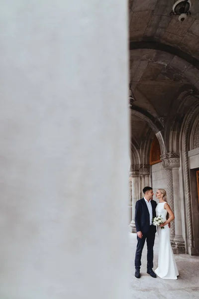 Mariée heureuse et marié près du vieux château — Photo