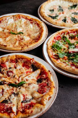 Koyu arka plan üst görünümünde geleneksel İtalyan pizza