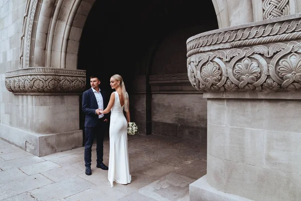 Mariée heureuse et marié près du vieux château — Photo