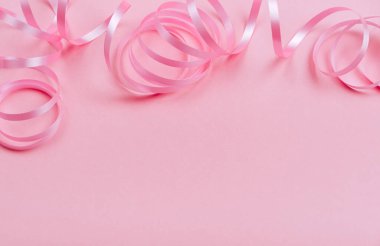 Parlak arkaplanda güzel pembe kurdele