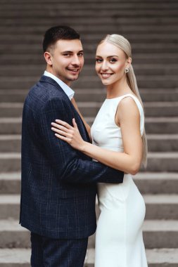 Mutlu gelin ve damat eski kalenin yakınlarında