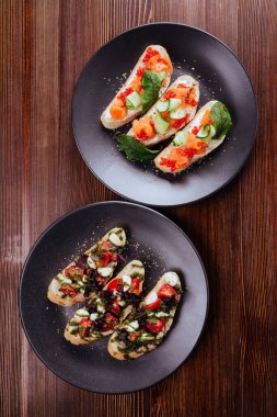 Közlenmiş domates, mozzarella peyniri, sarmısak ve otlar ile İtalyan meze bruschetta