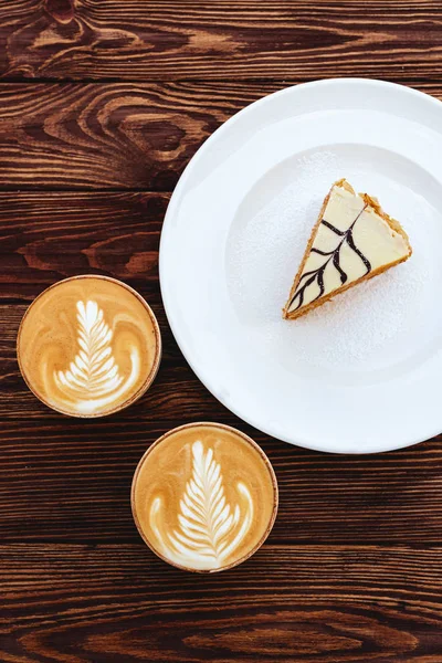 Две чашки кофе и торт на старинном дереве. Вид сверху, чашка на деревянный стол . — стоковое фото