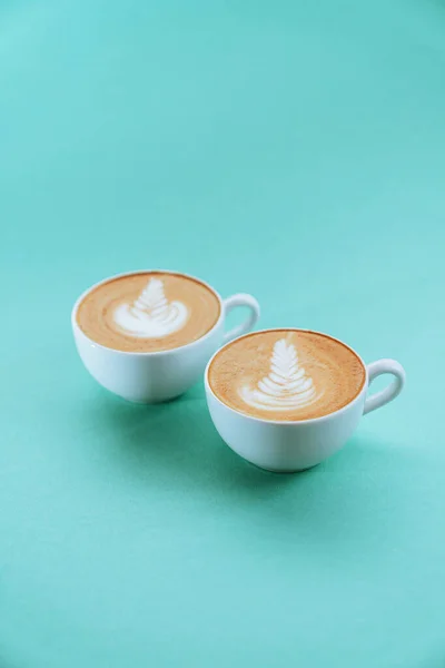 Две чашки кофе на цветном фоне . — стоковое фото