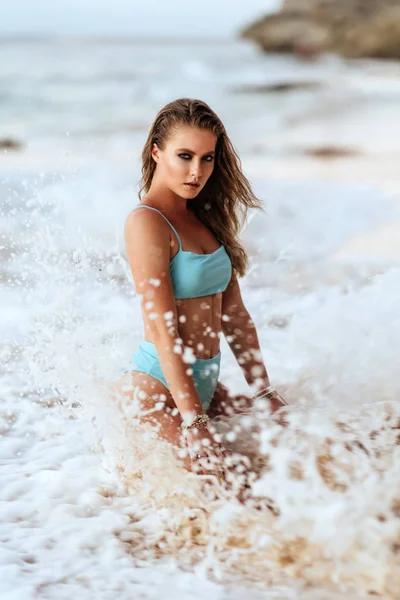 Joven mujer disfrutando de un día soleado en la playa tropical — Foto de Stock