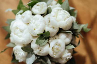 Beyaz şakayıklardan oluşan güzel ve şık bir düğün buketinin yakın plan görüntüsü.