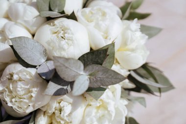 Beyaz şakayıklardan oluşan güzel ve şık bir düğün buketinin yakın plan görüntüsü.