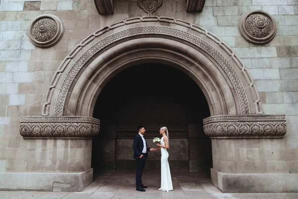 Щаслива наречена і наречений біля старого замку — стокове фото