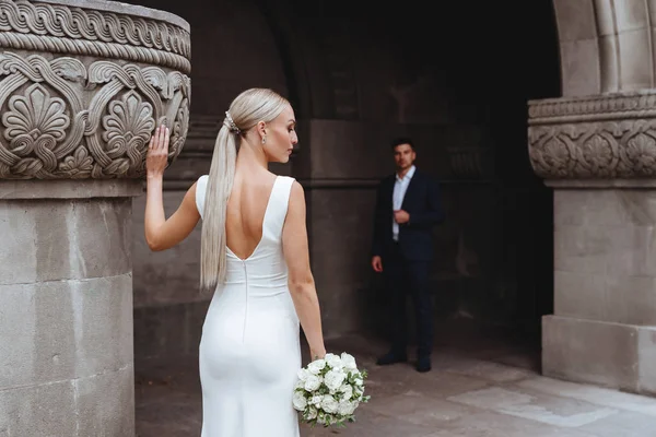 Mariée heureuse et marié près du vieux château — Photo