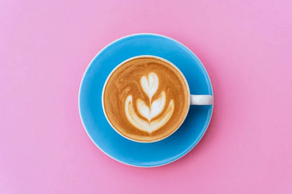 Taza de café sobre fondo rosa aislado — Foto de Stock