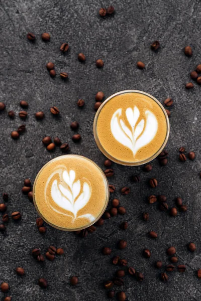 Две чашки кофе на фоне черного камня — стоковое фото