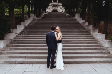 Mutlu gelin ve damat eski kalenin yakınlarında