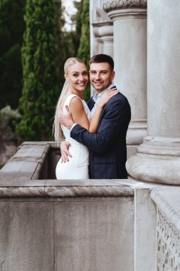 Mutlu gelin ve damat eski kalenin yakınlarında