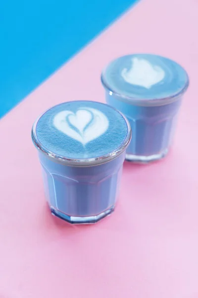 Blauwe matcha latte met rozet art Stockfoto