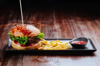 Taze sebzeli ev yapımı hamburger.