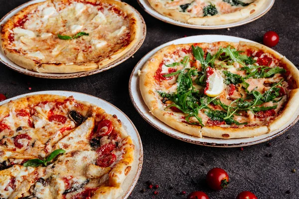 Pizza italiana tradicional sobre un fondo oscuro vista superior — Foto de Stock
