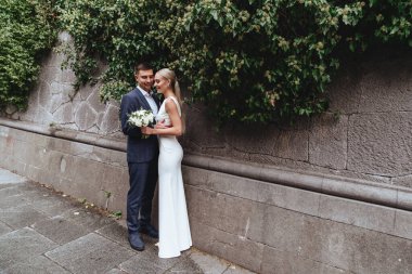 Mutlu gelin ve damat eski kalenin yakınlarında