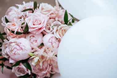 Taze, parlak şakayık çiçekleri