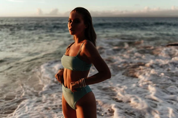 Roupa bonita e moda jovem mulher posando na praia . — Fotografia de Stock