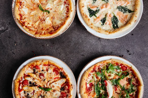 Pizza Italia tradisional pada tampilan atas latar belakang gelap — Stok Foto