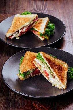 Sandviç ekmeği domates, marul ve sarı peynir.