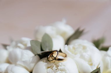 Alyanslar güzel bir buketin üzerinde duruyor.