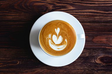 Kaliteli ahşap üzerine iki fincan kahve. Üst manzara, tahta masada fincan..