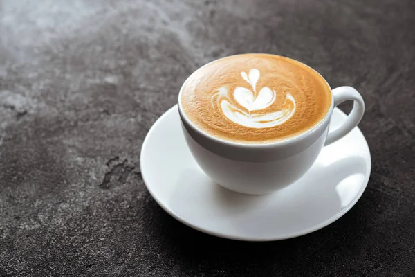 Dos tazas de café sobre fondo de piedra negra — Foto de Stock