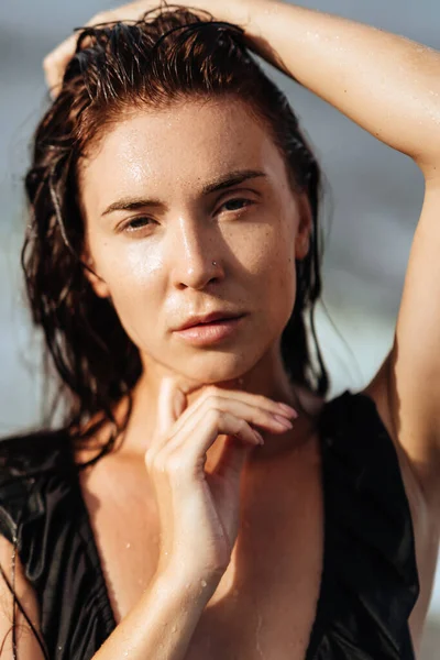 Portret pięknej kobiety mody sportowej w czarnym bikini pozowanie latem w pobliżu oceanu — Zdjęcie stockowe