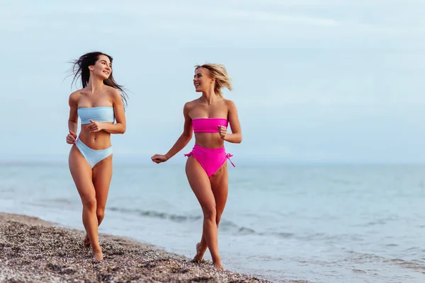 Dwie piękne atrakcyjne młode kobiety na plaży — Zdjęcie stockowe