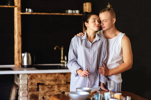 Schönes junges Paar kocht zu Hause in der Küche — Stockfoto